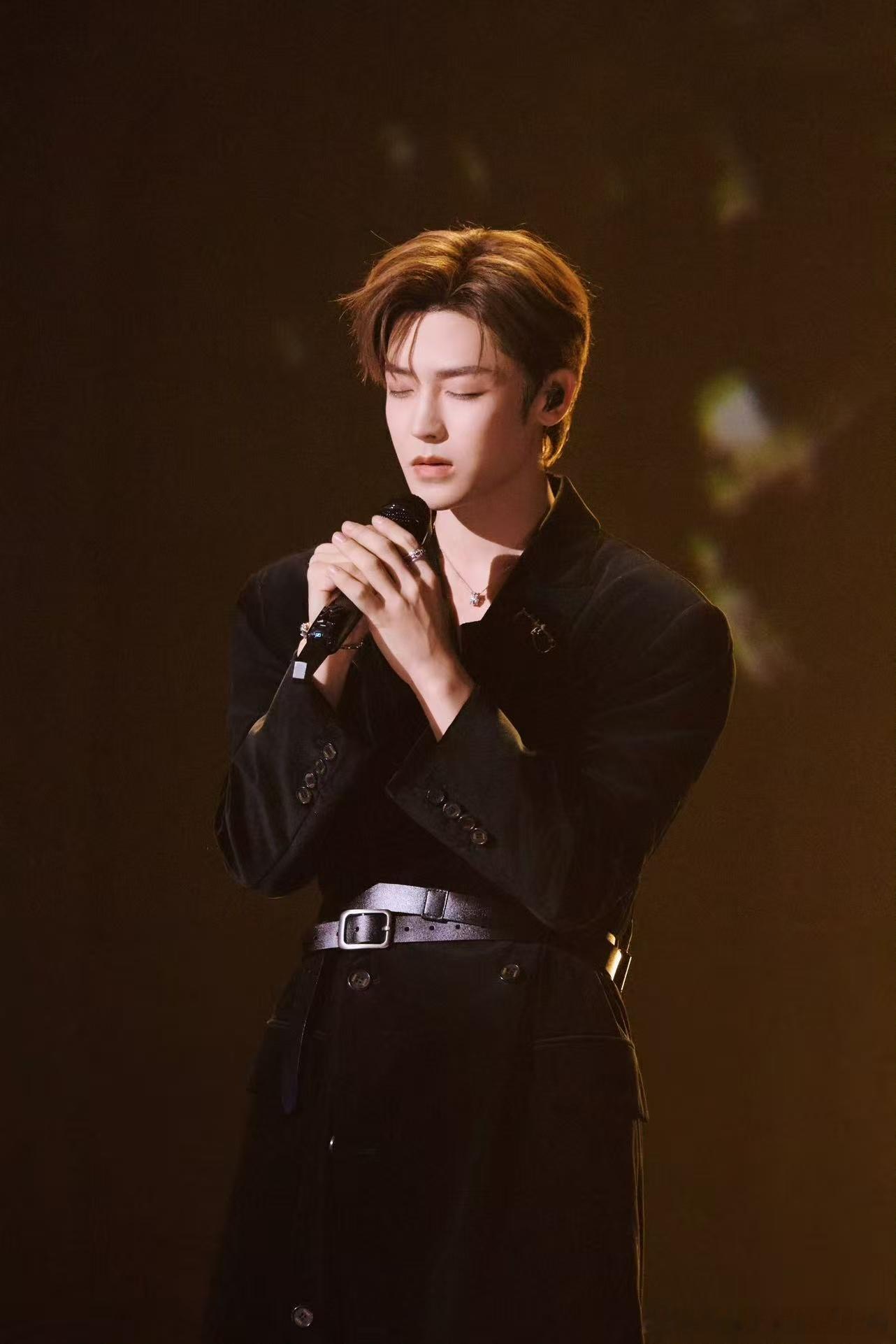 侯明昊眼睛一闭高音就上去了 谁懂这个高音！侯明昊闭眼开嗓太绝，穿透力拉满，听完直