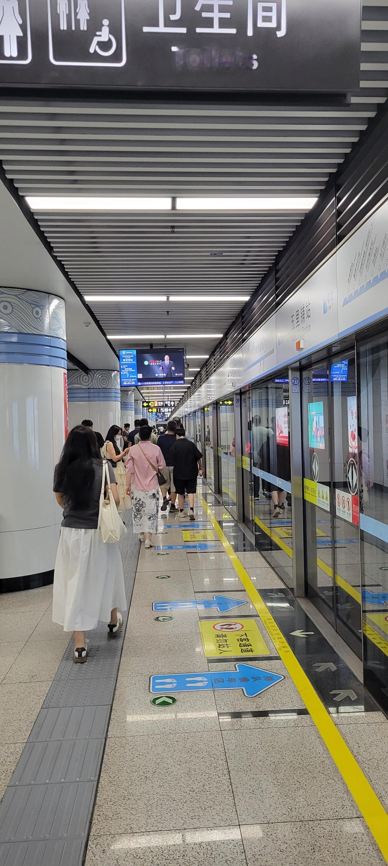 今天10:30在兰州市雁白大桥地铁站乘坐2号线去五里铺，刚过安检站，看到车门还开
