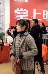 幼儿园晚会女幼师这样在台上领舞会把孩子风头全抢光吧？即使不在台上在台侧也要注意下