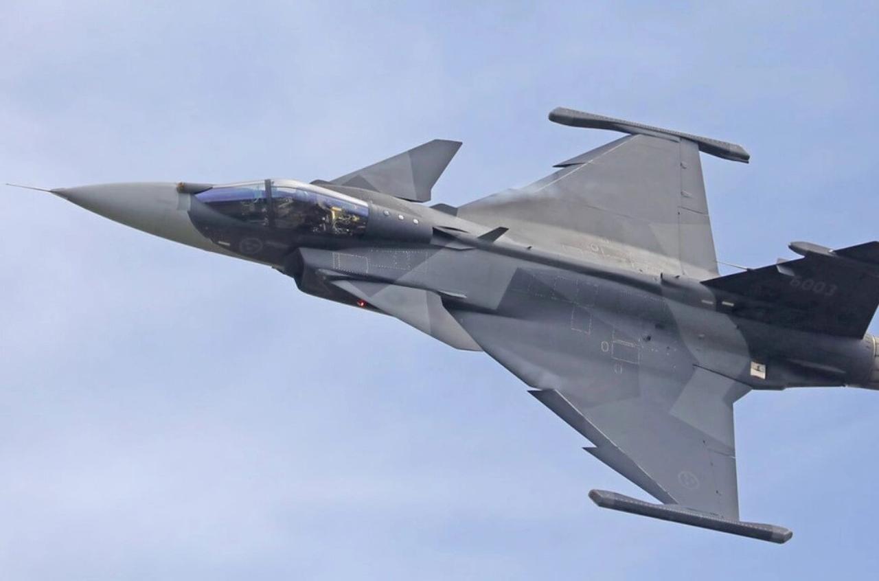 乌克兰已签署采购协议，购买16架JAS 39 Gripen E 战斗机。其中首批