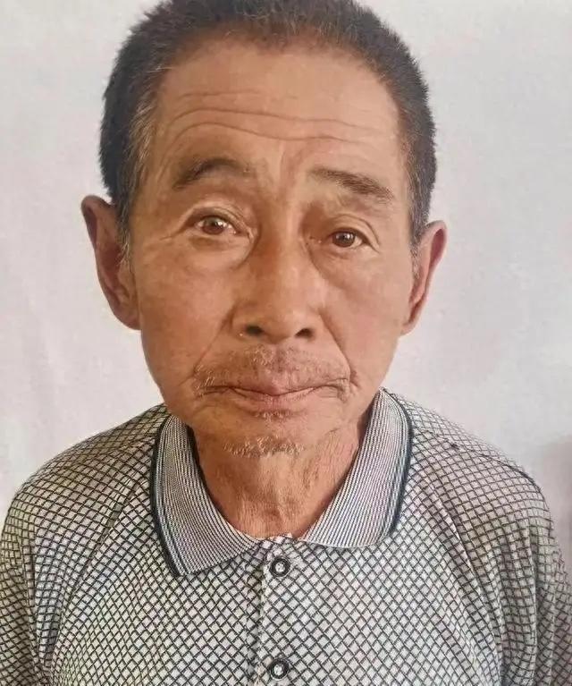 75岁老汉熟悉大山放羊失踪一月，百余人搜救无果，羊群却全部找回 五十多只羊平平安
