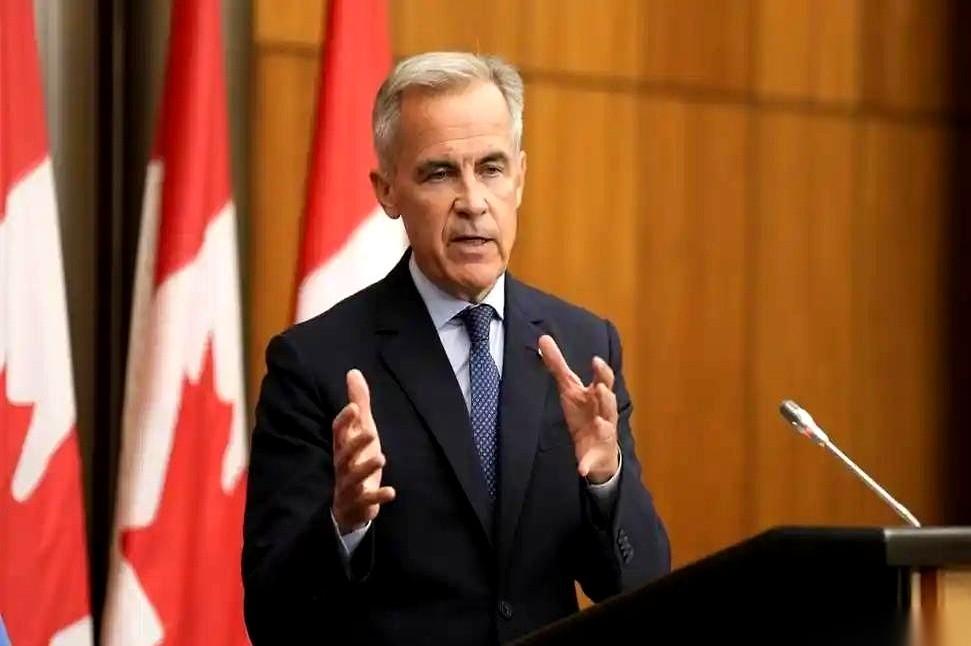 我跟你说，这事儿绝了。
一向被当成美国“后院小弟”的加拿大，居然第一个掀了桌子，