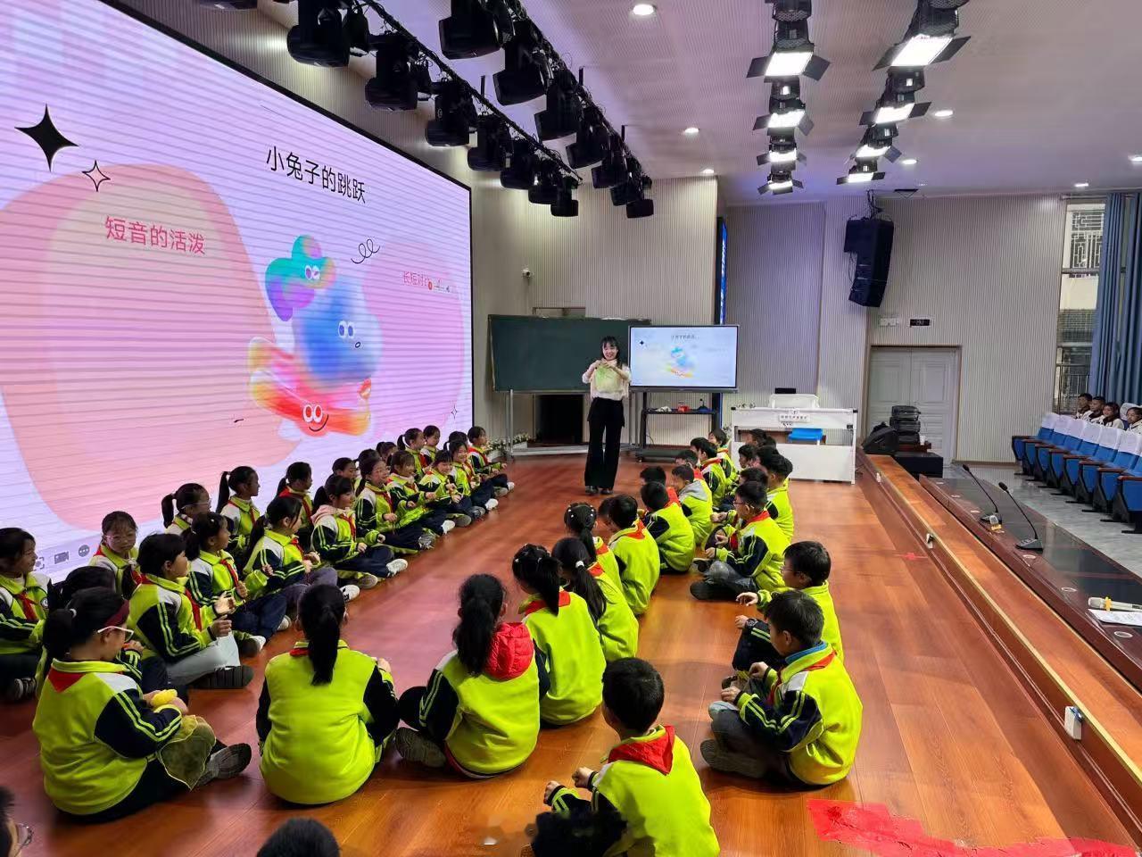 近日，宁波江北区相关人士带领宁波洛奇音乐图书馆奔赴四川越西县，联合当地教育部门开