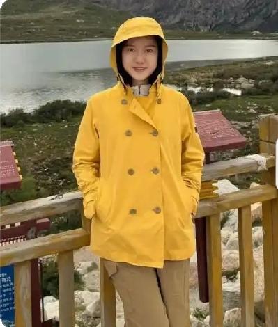 先生逝世后，翁帆还未从悲痛中走出，照上的她挨站在一风景区的护栏旁，穿着鹅黄色风衣