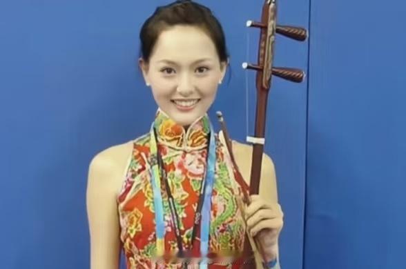 这是早期的唐嫣，我不说你能认出来吗？跟现在比，区别还是挺大的，你觉得呢？ 