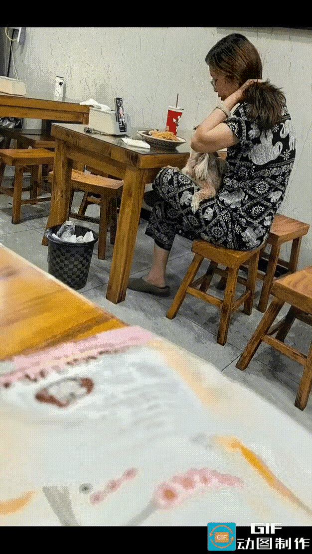 河南某地，一家面馆里，出现了一幕让人心里膈应至极的场面。
 
一个女人进店吃面，