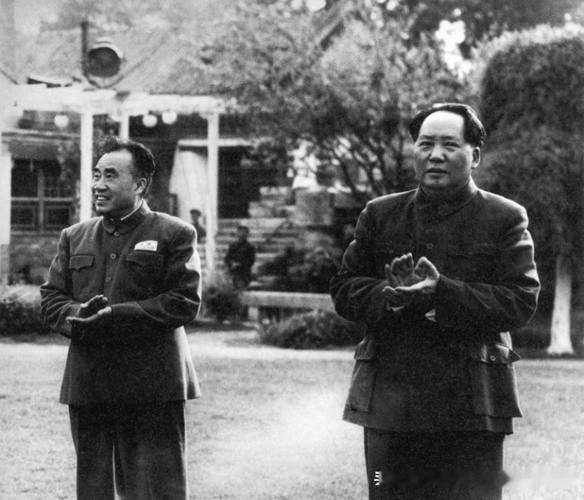 1953年5月11日毛主席和朱德总司令会见出席中国工会第七次全国代表大会的代表