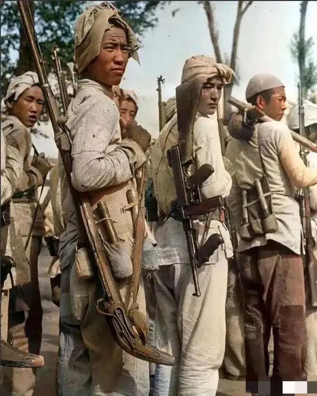 上世纪40年代的陕北游击队。

看这武器装备，有淘汰了的汤姆森冲锋枪，也有自己造