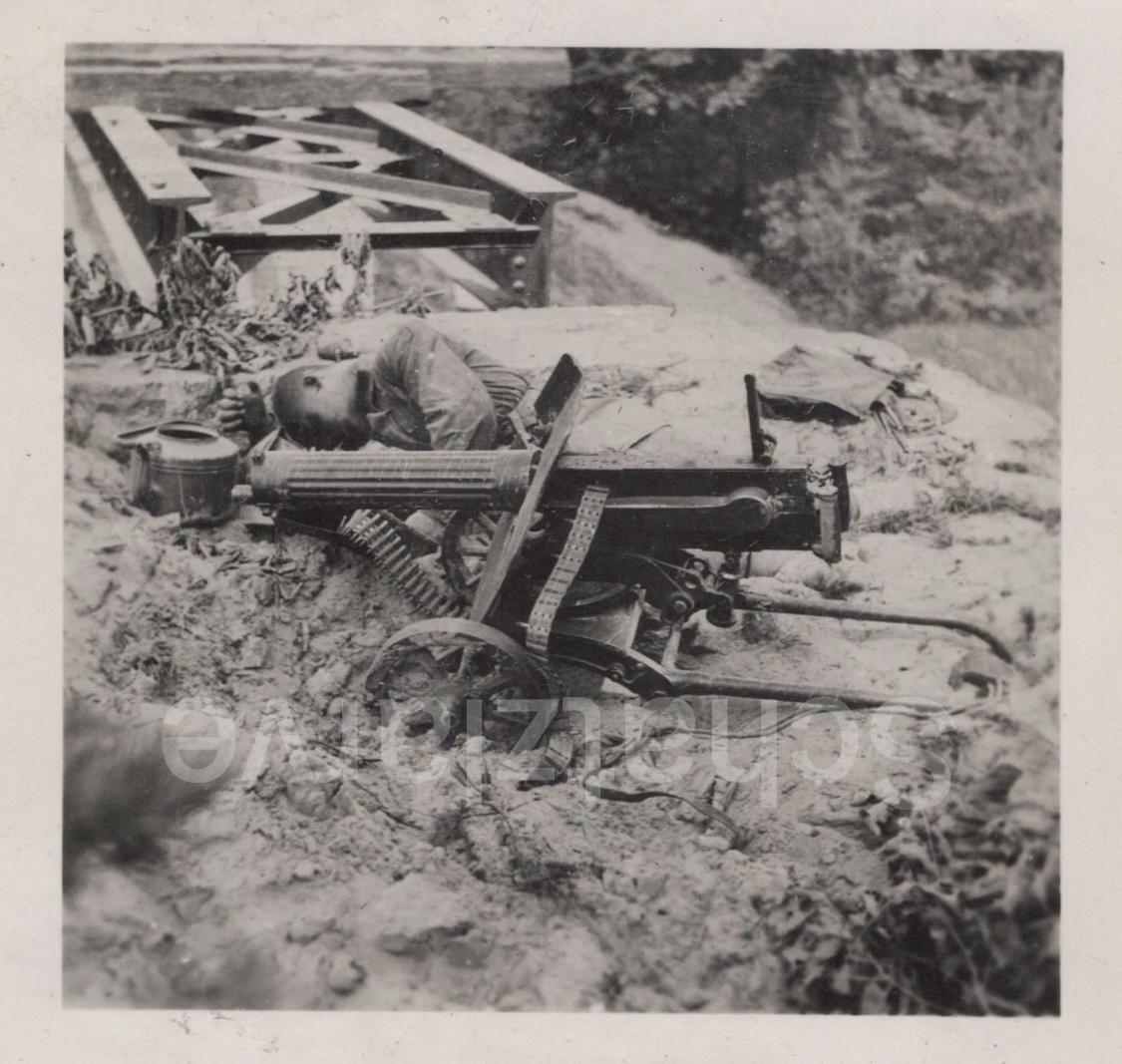 这张 1941 年乌克兰战场的老照片，定格了苏德战争初期最残酷的一幕。
一名苏军