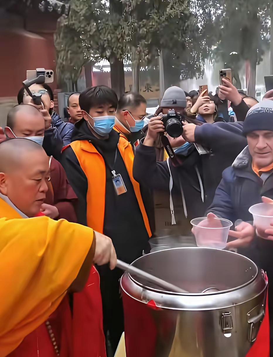 剧景：千年古刹，得道高僧施粥救济众生，可谓是慈悲之心，菩萨心肠啊！
导演：下次不