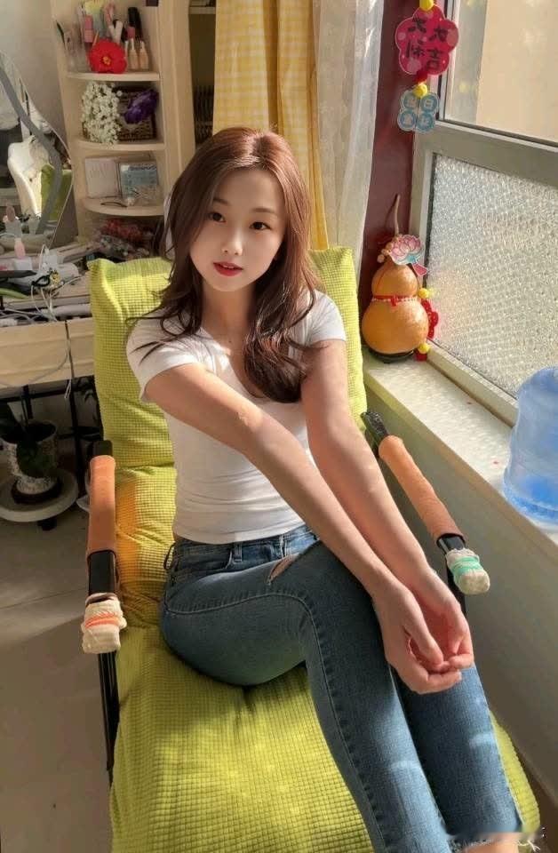 窗明几净，人面桃花。甜美小姐姐 清纯