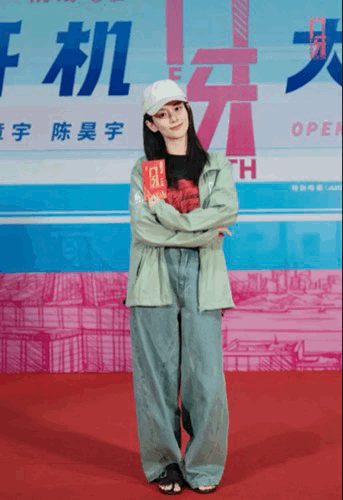 陈昊宇新电影门牙开机啦，饰演沈青一角，新的体验来啦。 ​​​