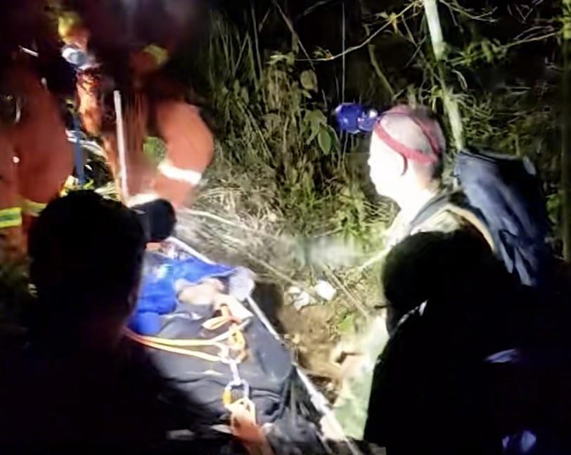 #韶关村民被困悬崖两兄弟冒险相救#【韶关村民跌落悬崖边缘，幸获两兄弟冒险开路相救