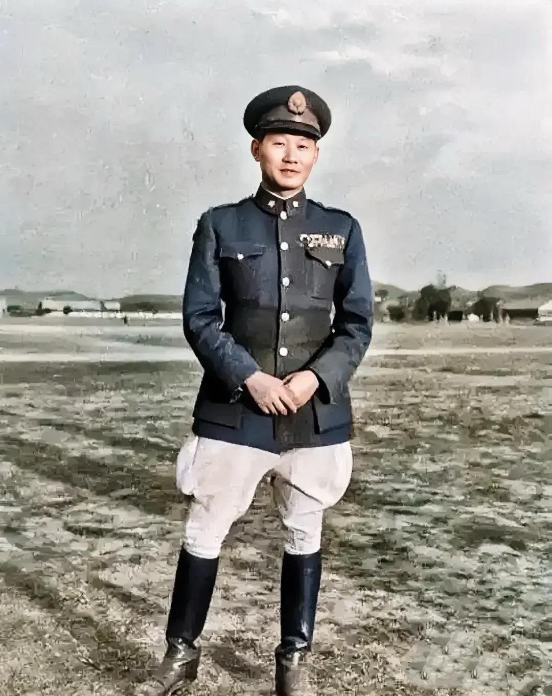这是抗日名将孙立人年轻时期的一张照片，他是国军中十分罕见的美系军官出身，毕业于美