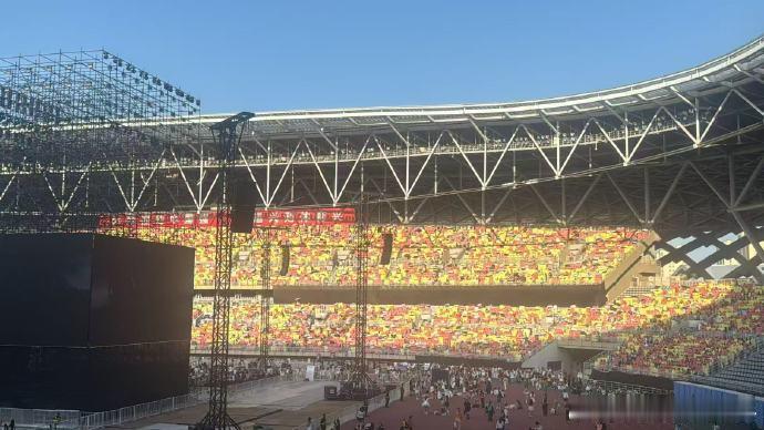 朱志鑫徐州day2黄海朱志鑫二周年黄海全景灯牌图看台内场连成一片，朱志鑫徐州da