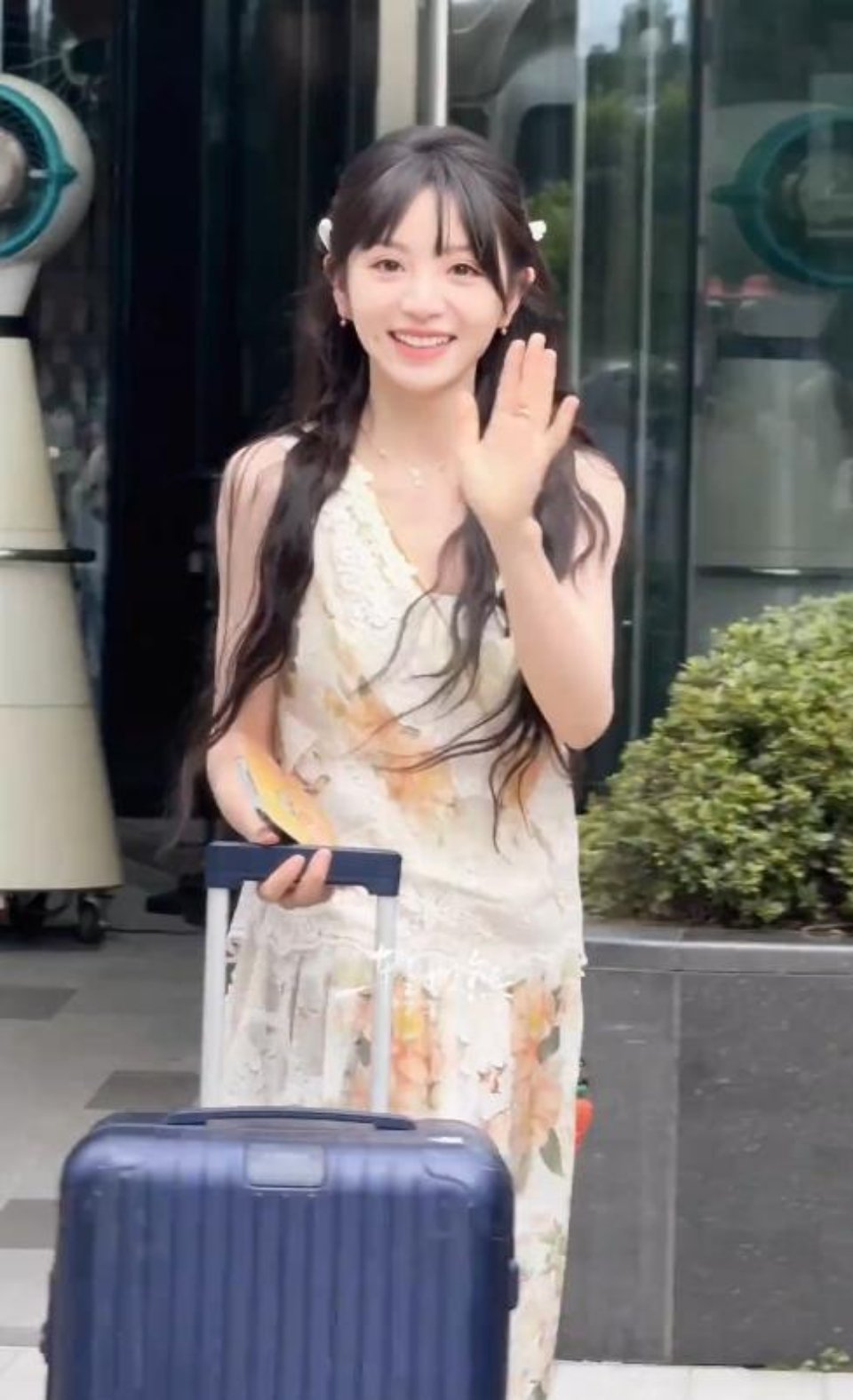 "当'瘦'从审美变成职业门槛，女明星的锁骨成了资本的游戏筹码。田曦薇的礼服随时可