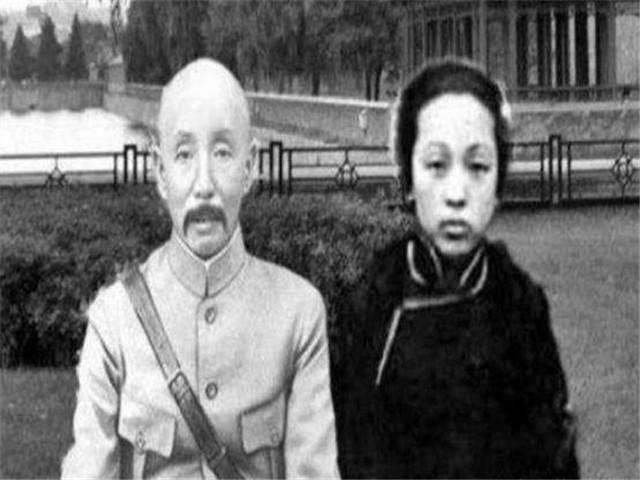 [微风]1916年，41岁的张作霖看上了一个18岁的女学生，想娶她当五姨太。女孩
