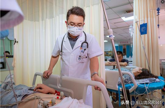 高分先看学校牌子，中分看重专业好不好找工作，低分挑实用的技术活。

下面几类靠谱