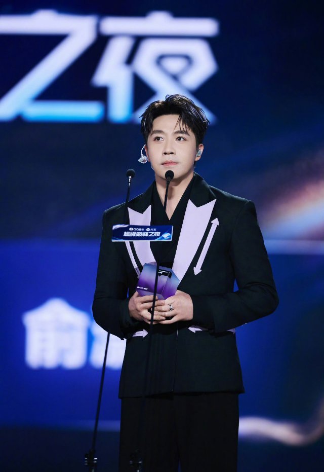 俞灏明｜把Balmain穿成“舞台战袍”俞灏明这次现身 2026QQ音乐超级巅峰