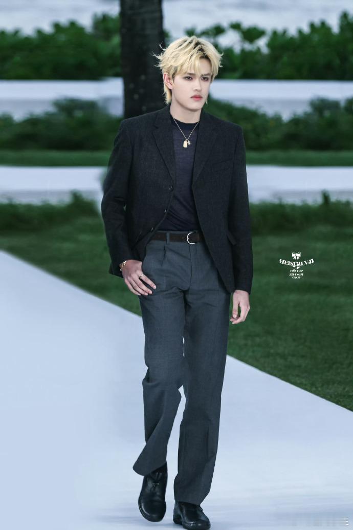 张极金发配半透视内搭造型 张极的造型创造力绝了！金发耀眼又灵动，半透视内搭拿捏高