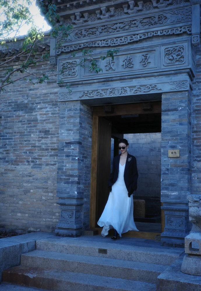 倪妮把简约穿搭穿出别样质感！上城家宴亮相，白裙配黑西装，配饰精致点睛。在千年壁画