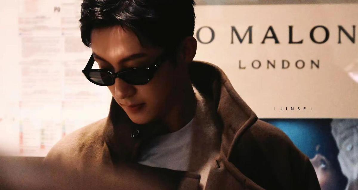 黄景瑜一穿消防服，全网都懂了什么叫男人味。
不靠滤镜，不靠修图，肩上的水带一扛，