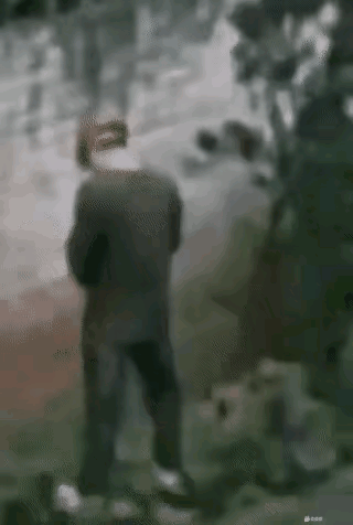 要巧不巧真是巧
三急来时撒泡尿
谁料高压冲倒墙
丢了小命气死娘

叫王皓法官来判