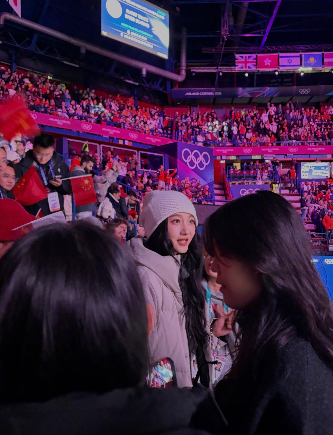 #关晓彤米兰冬奥观赛生图##关晓彤米兰和网友合照# 网友纷纷晒照偶遇在米兰冬奥现