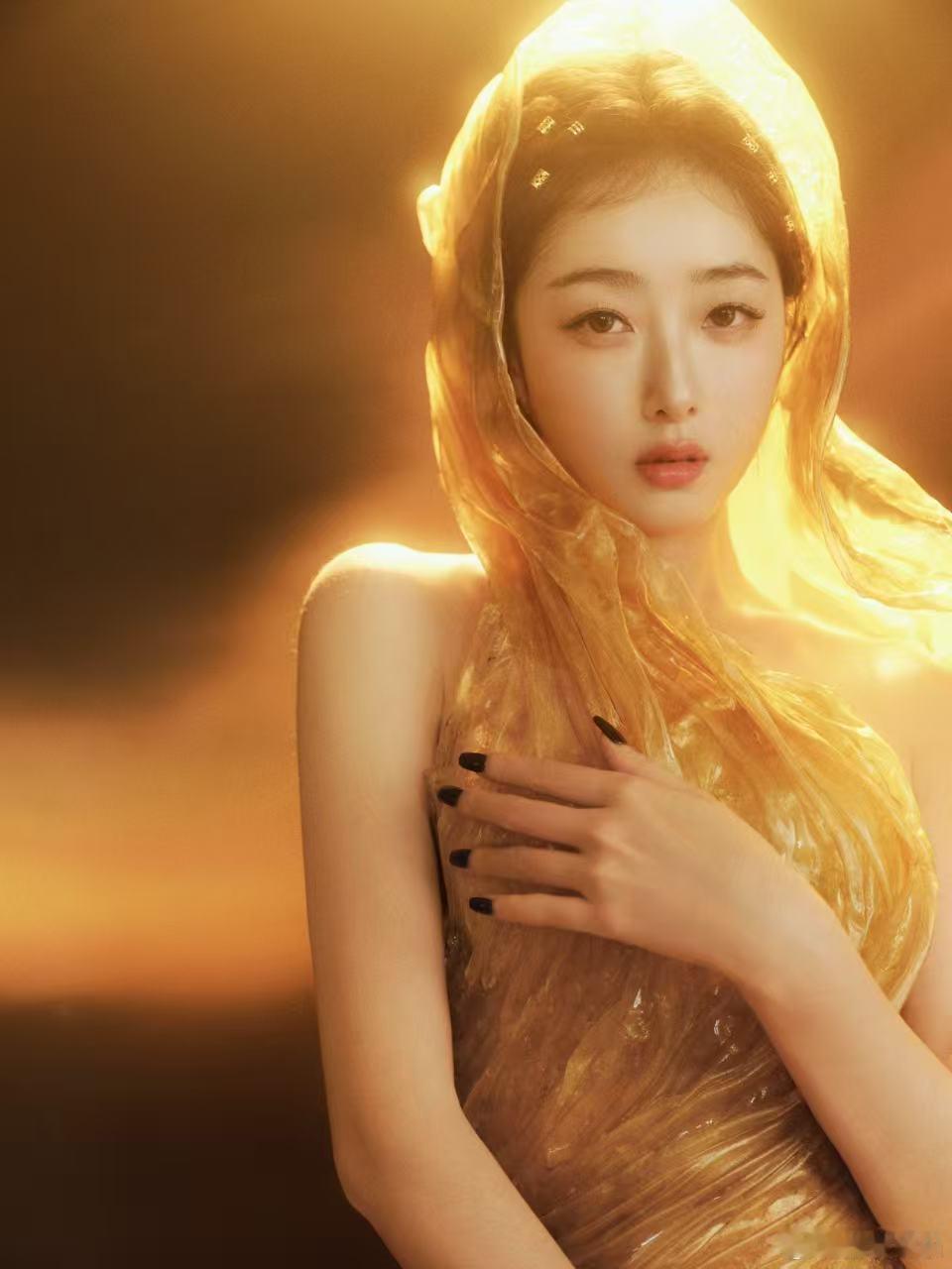 这身金色的礼服让蒋梦婕的气质更加分，裙摆随着步伐轻轻摆动，像是带着整个宇宙的光芒