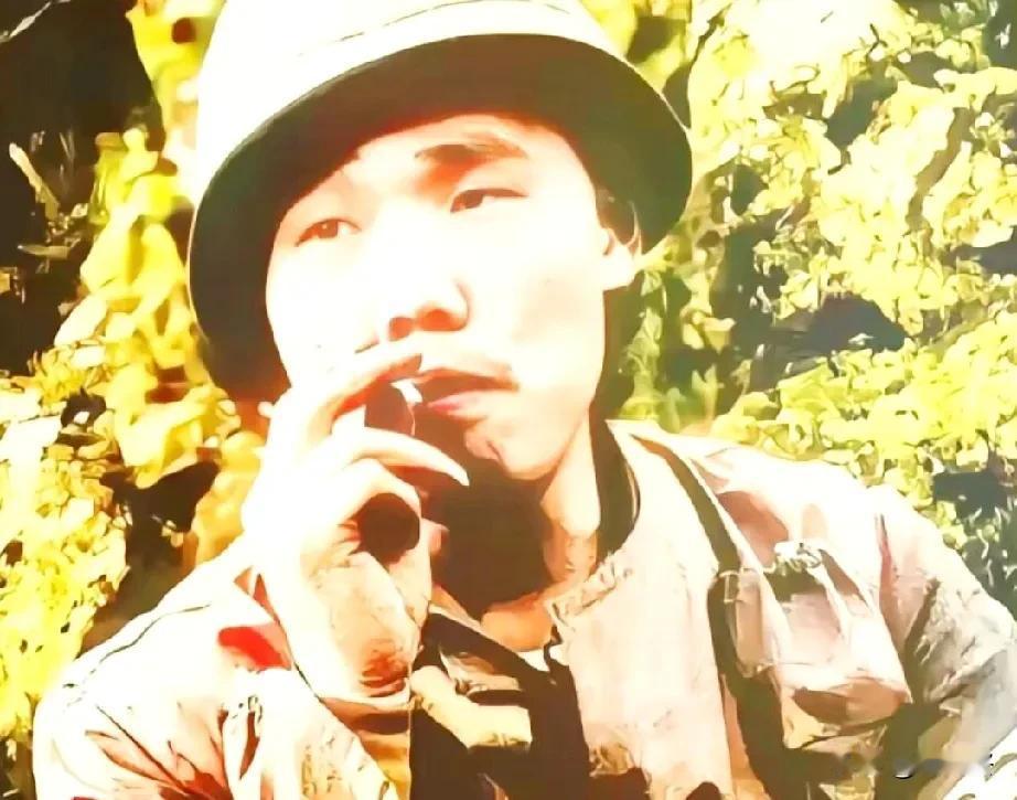 这是他牺牲前几分钟拍下的最后一张照片。
他就是老山烈士李涛，山东衮州人，是牺牲最