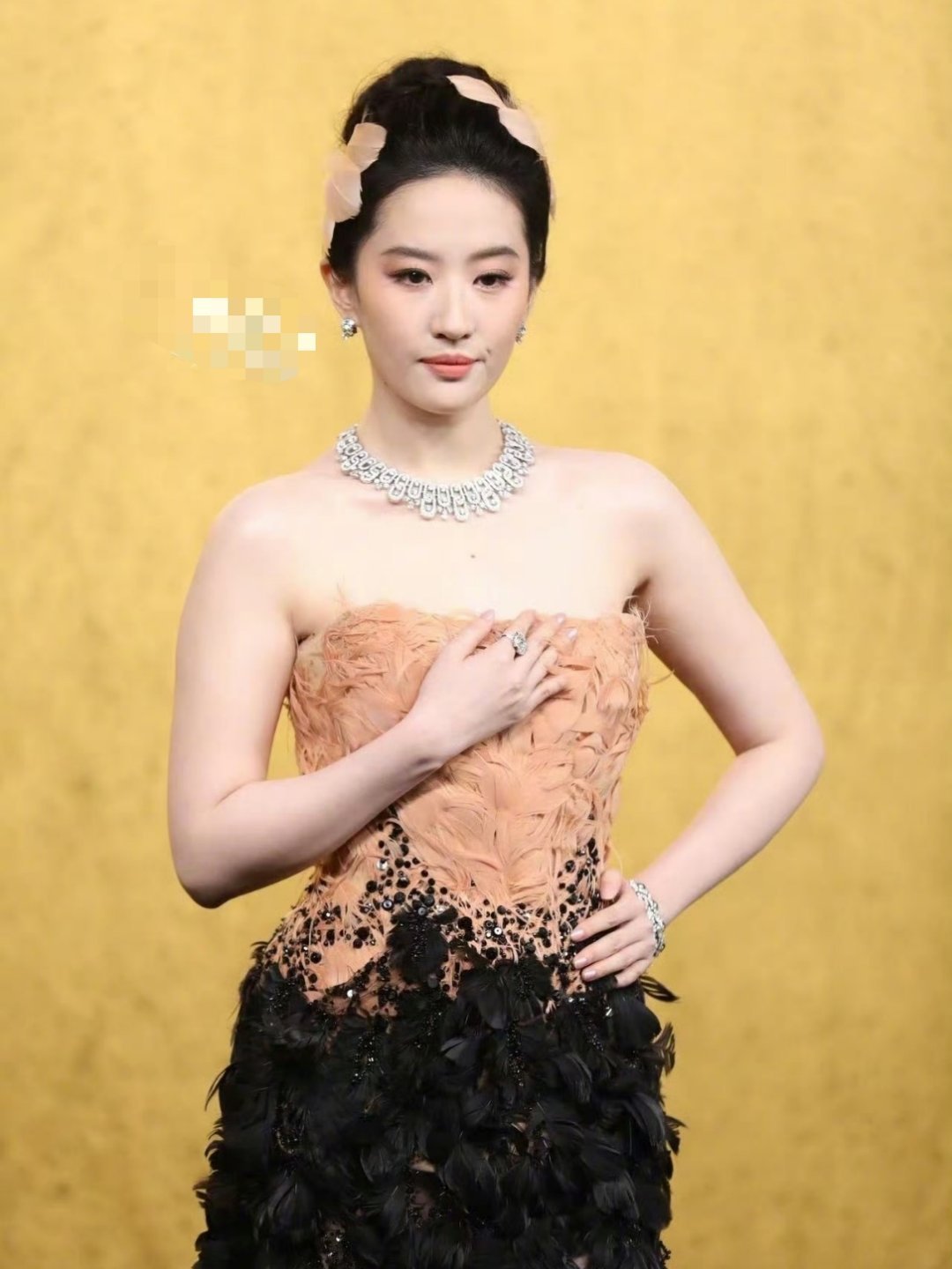 刘亦菲眼睛怎么了 仙女姐姐刘亦菲在VOGUE红毯上眼睛显得大小不一，嘴右边还有一