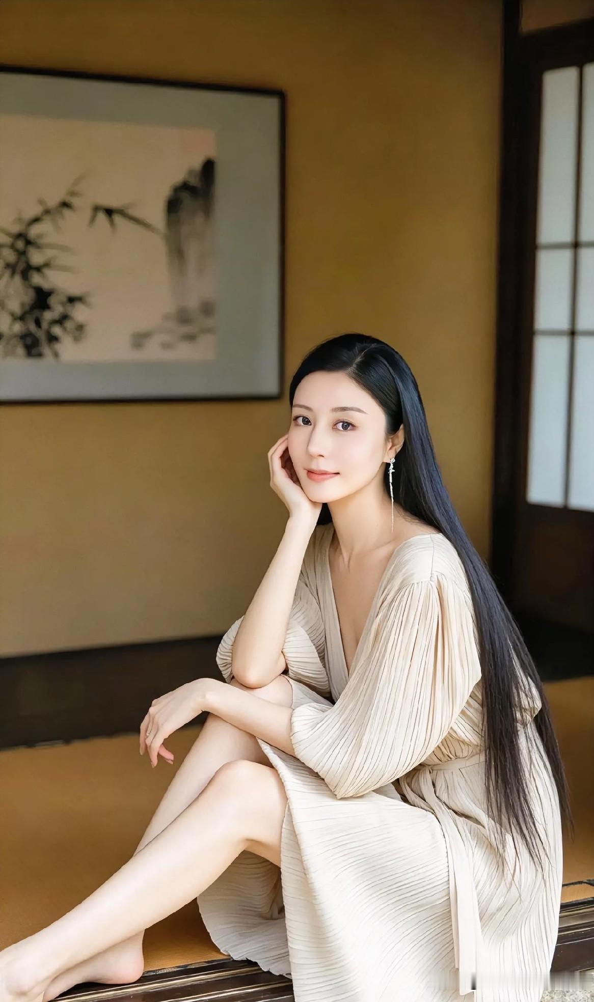 《静室生香》

一袭褶裙，柔美飘逸。

墨发垂肩，笑意温婉。

竹影画卷，伴岁月
