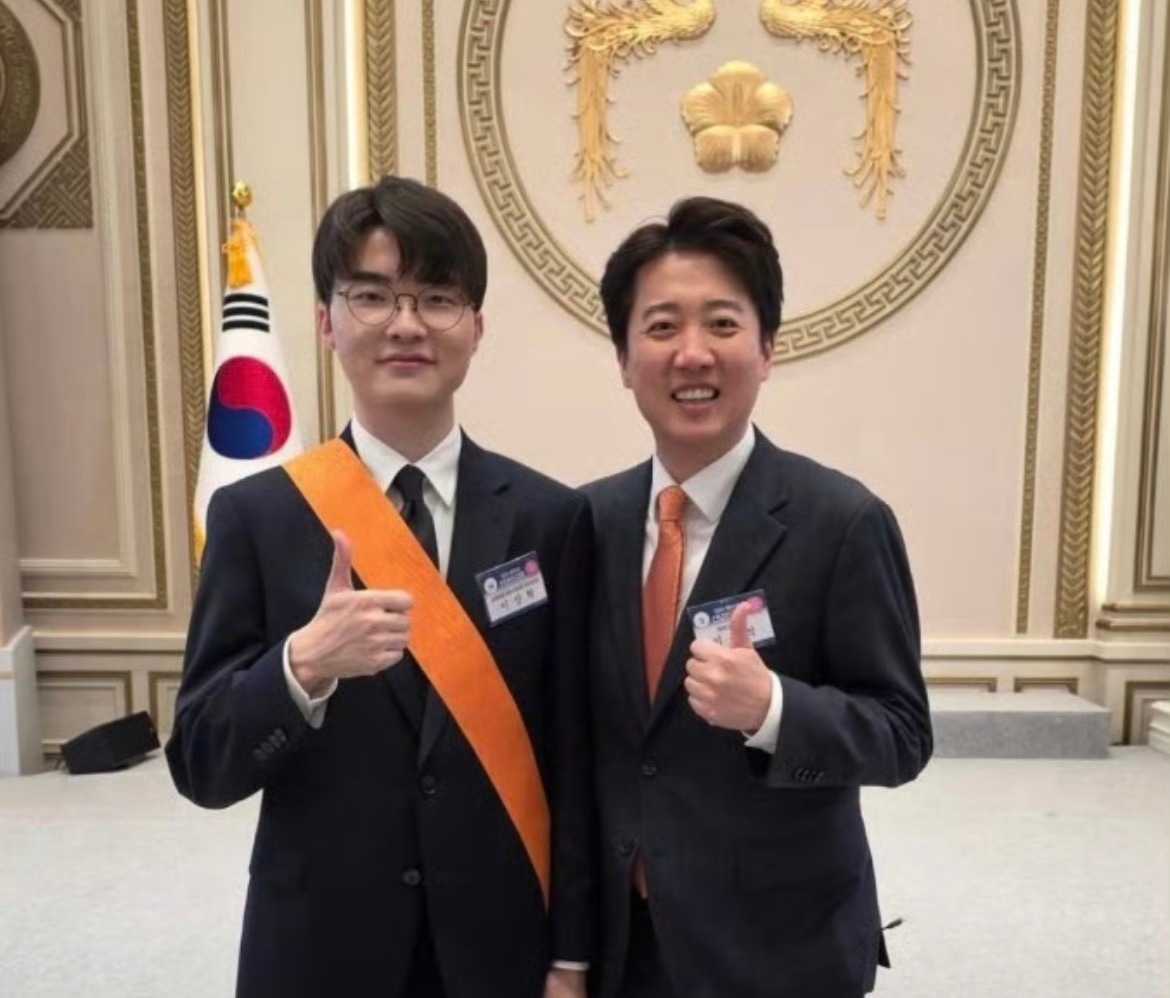 黄仁勋想见Faker万万没想到芯片巨头CEO化身头号追星粉，黄仁勋专程协调行程约