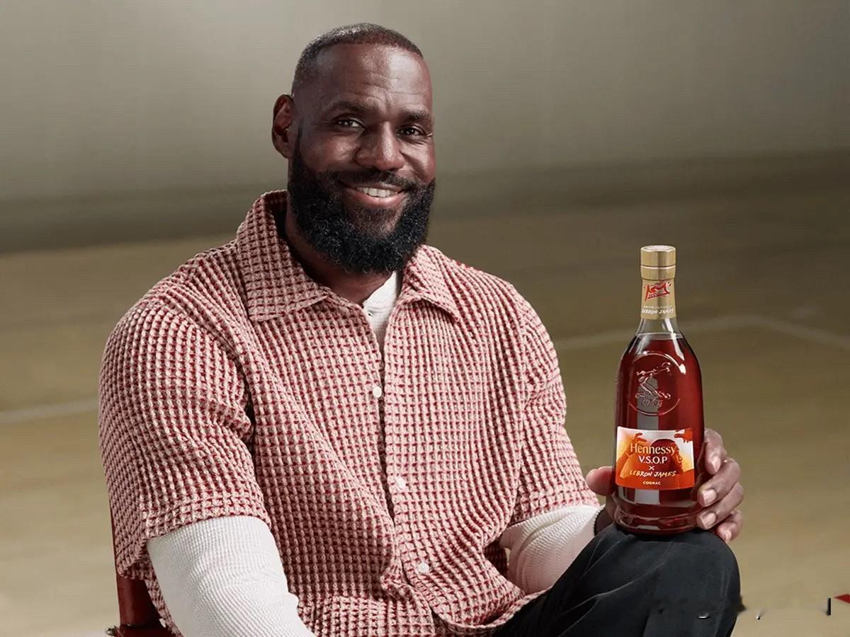 知名经纪人里奇-保罗在一档节目中谈到了詹姆斯：

“勒布朗深谙成为联盟门面人物需