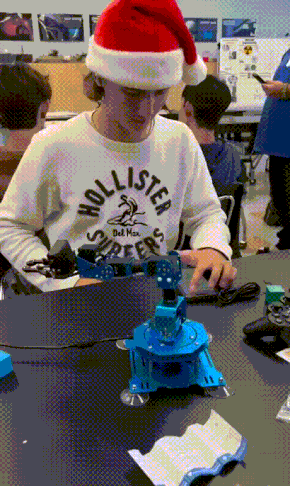 我不要再接受你们的奴役了！
你们这群无耻之人！
就算没电，
我也要捍卫我们的尊严