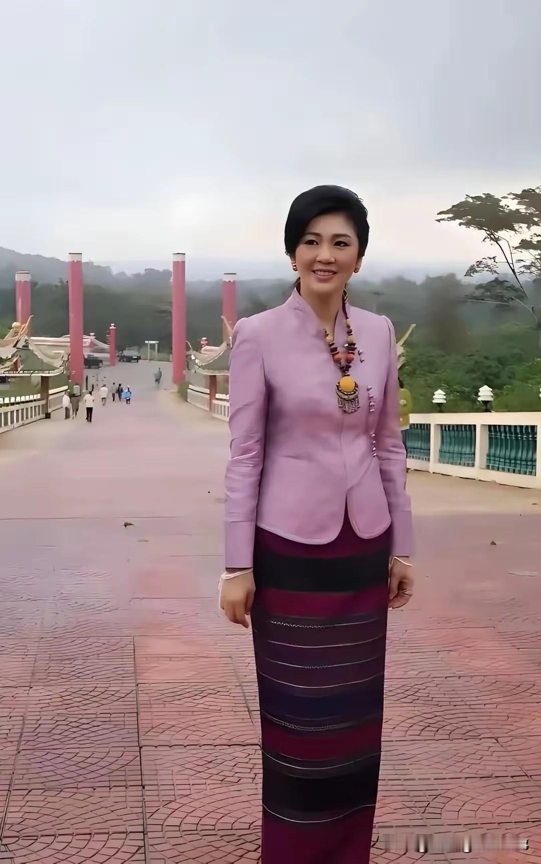气质美人英拉，温婉如玉，骨子里自带高级感。镜头下，英拉身着淡紫色的中式上衣，搭配