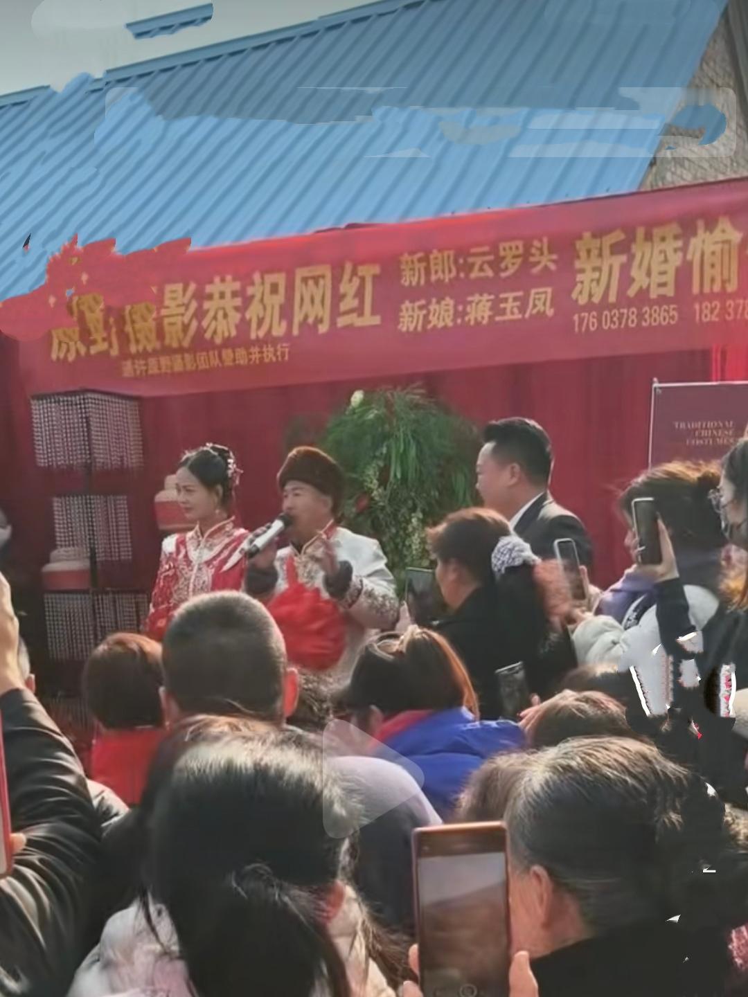 惊掉下巴！56岁“偷车老手”娶28岁美女，婚礼挤到没脚站！
 
河南开封通许县，