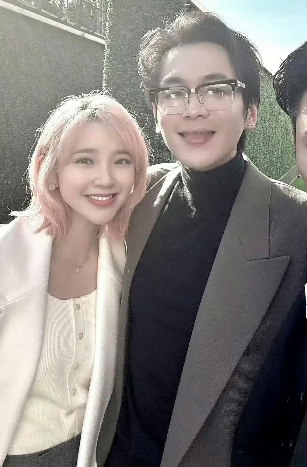 唐艺昕分享女儿钢琴演出照，张若昀唐艺昕的女儿真的太萌了，爱里长大的宝贝真的不一样