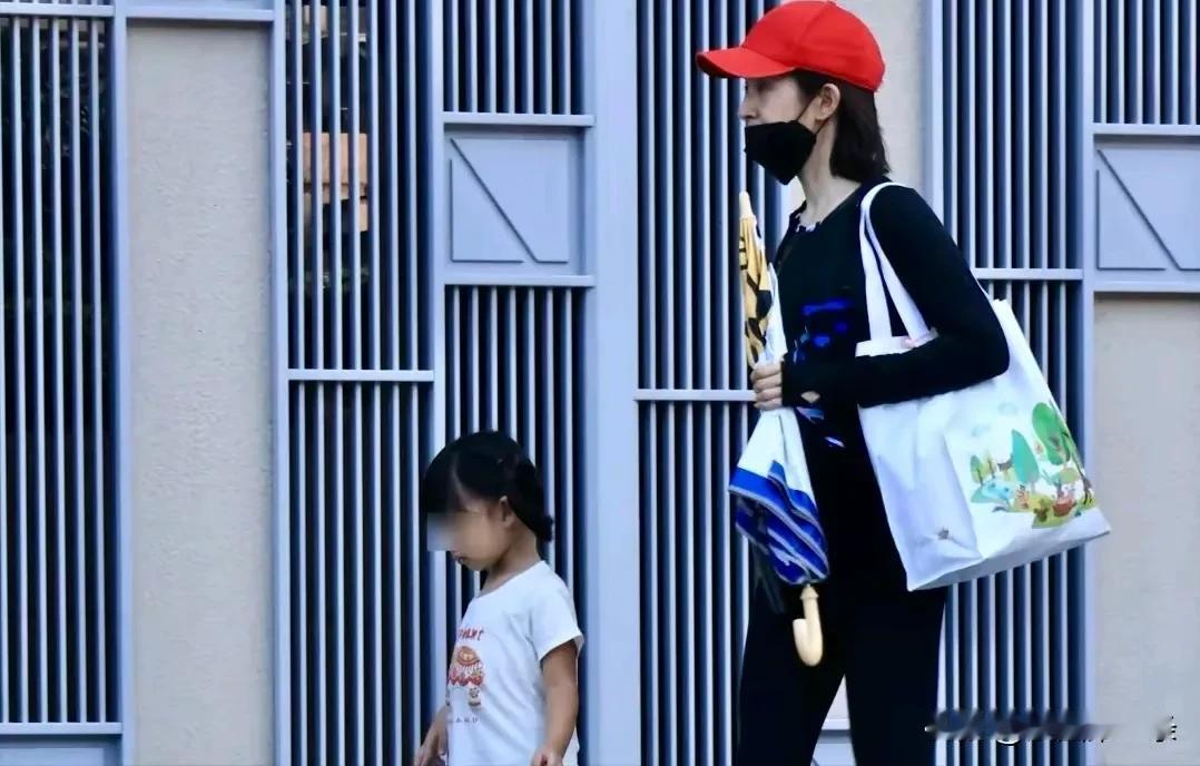 没想到林依晨的女儿都这么大了，梳着两个小辫，蹦蹦跳跳可可爱爱的，幸福死了
话说林