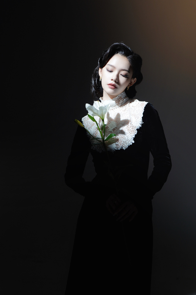 #林允赫本风小黑裙#  复古的妆容搭配林允赫本风小黑裙完全让人觉得很心动，这一次