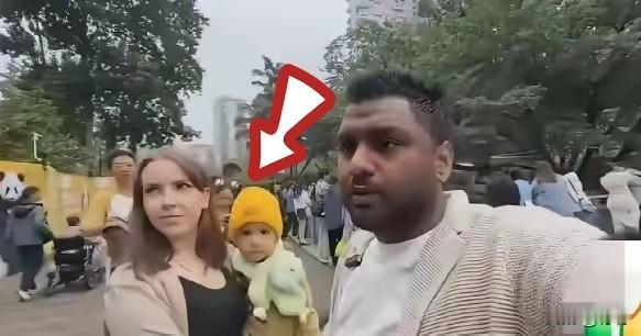 一个印度留学生对着镜头说，要把全家族分批接到中国来住。

理由说出来能让人愣一下