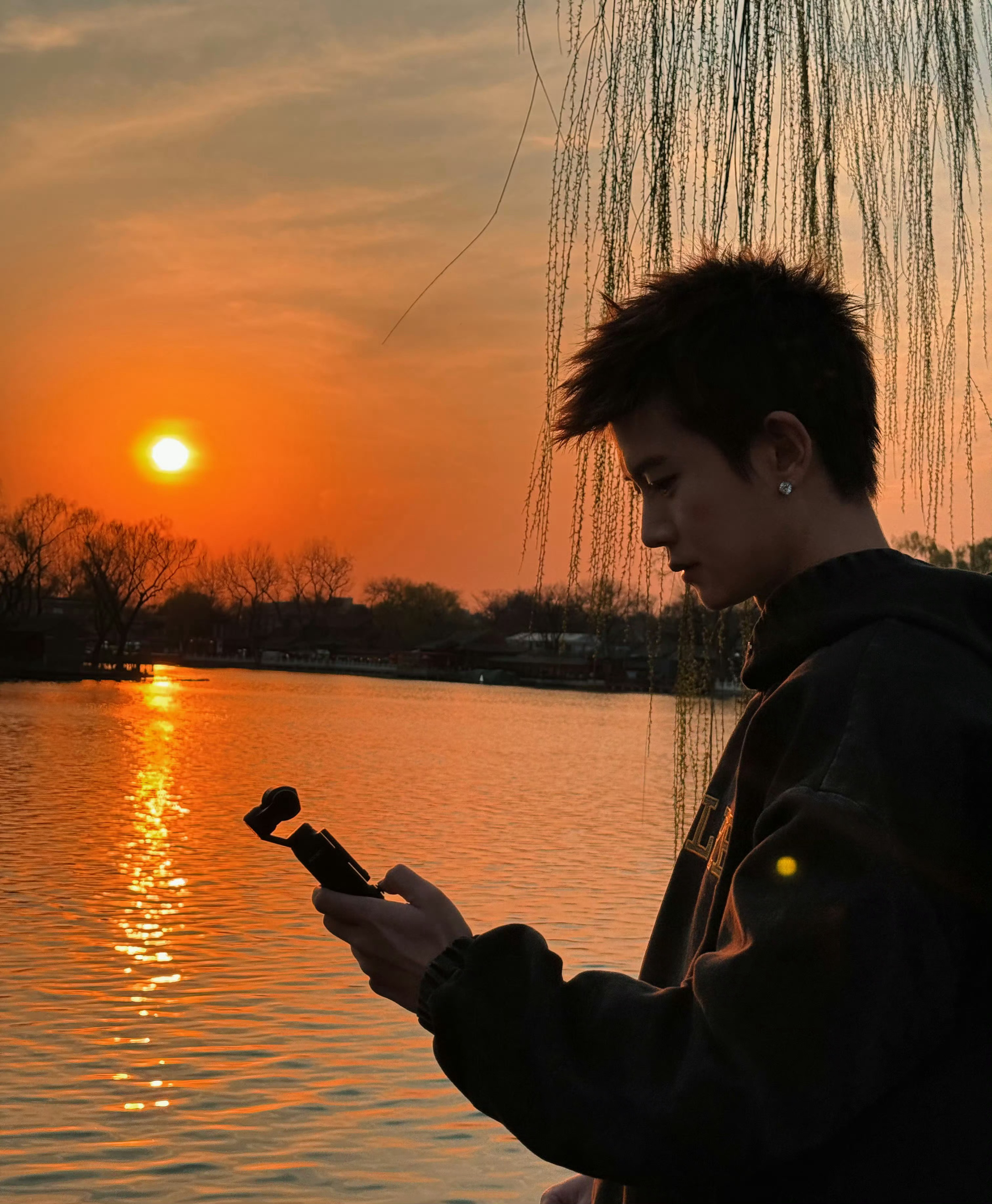 任嘉伦  拿着一罐桃子的汽水，温柔地递给你，你柔软的眼眸，好像是星辰坠落。❤️任