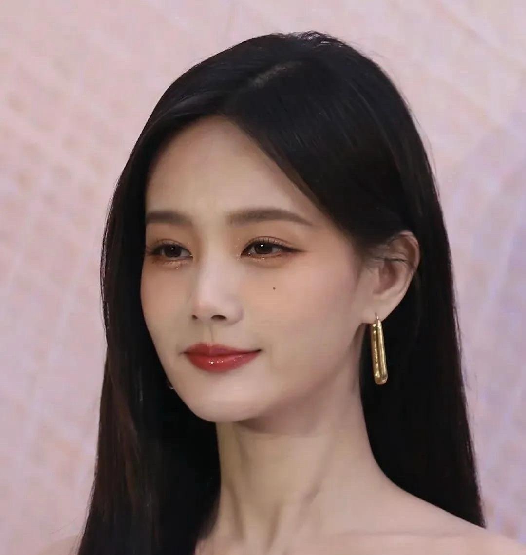 我似乎懂了李一桐为何拍戏不断，但一直不温不火说实话她长得的确漂亮，但是她可能还是