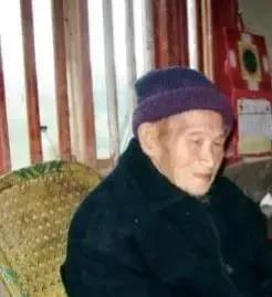 湖南抗战老兵贺国才生平年表。抗战老兵贺国才端坐椅上，怀里环着刚满周岁的小孙子贺童