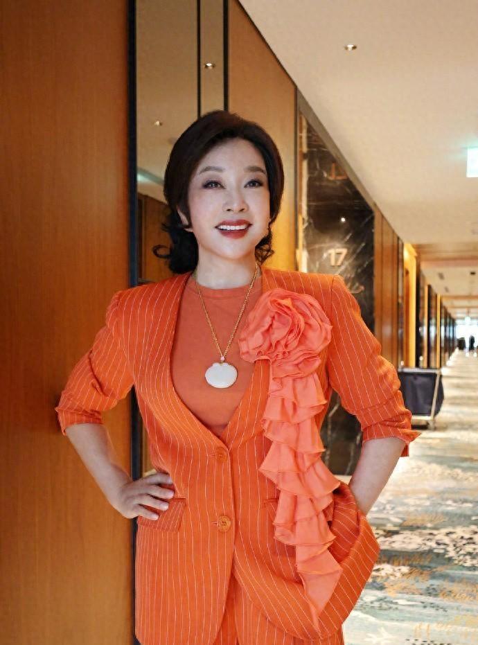 曝73岁刘晓庆出轨小20多岁摄影师，聊天记录尺度炸裂，事后再出轨
刘晓庆再陷八卦
