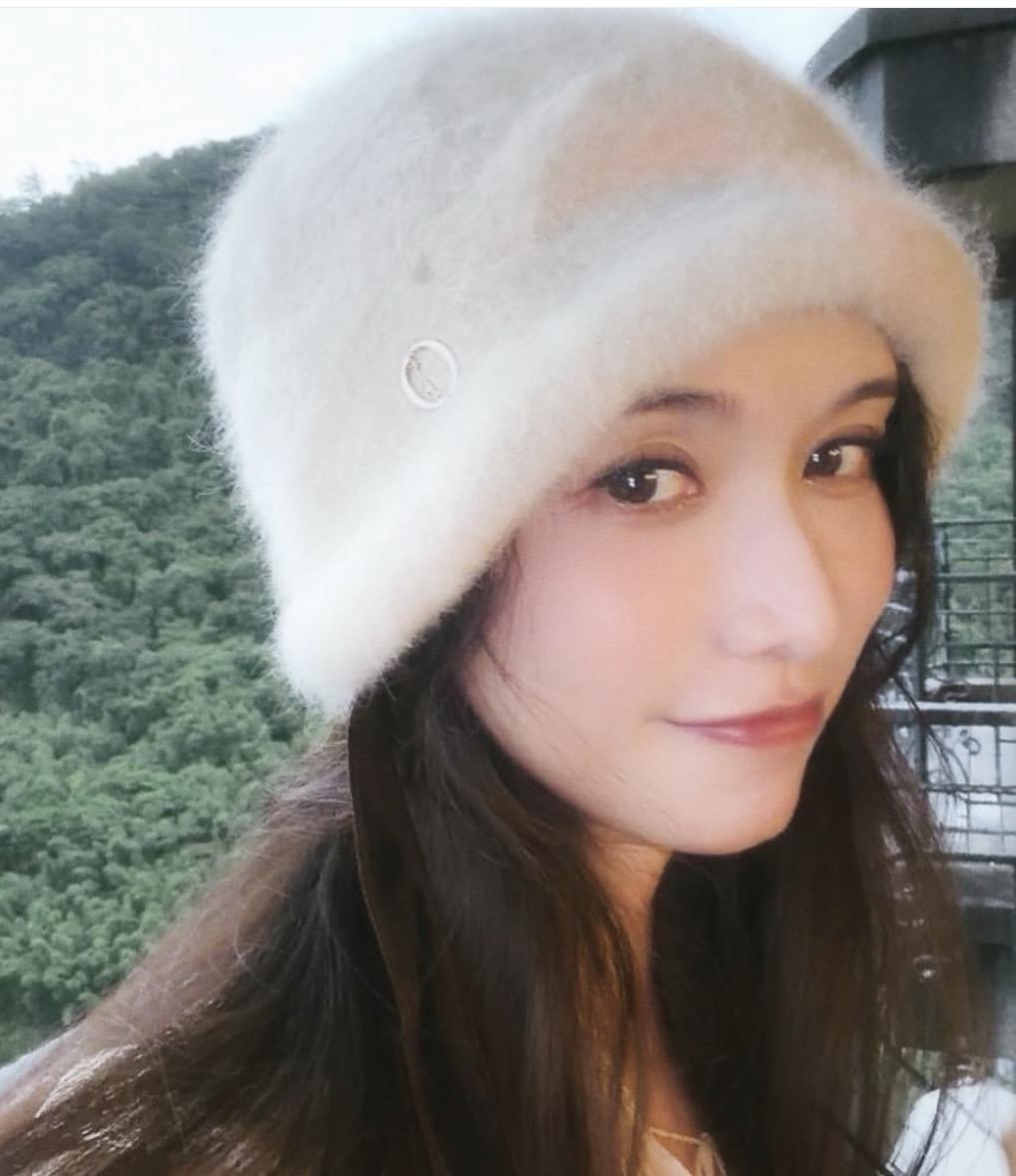 林志玲更新自拍照片[玫瑰]她现在的状态真的挺不错的。
很有冬天的感觉，戴上这样的