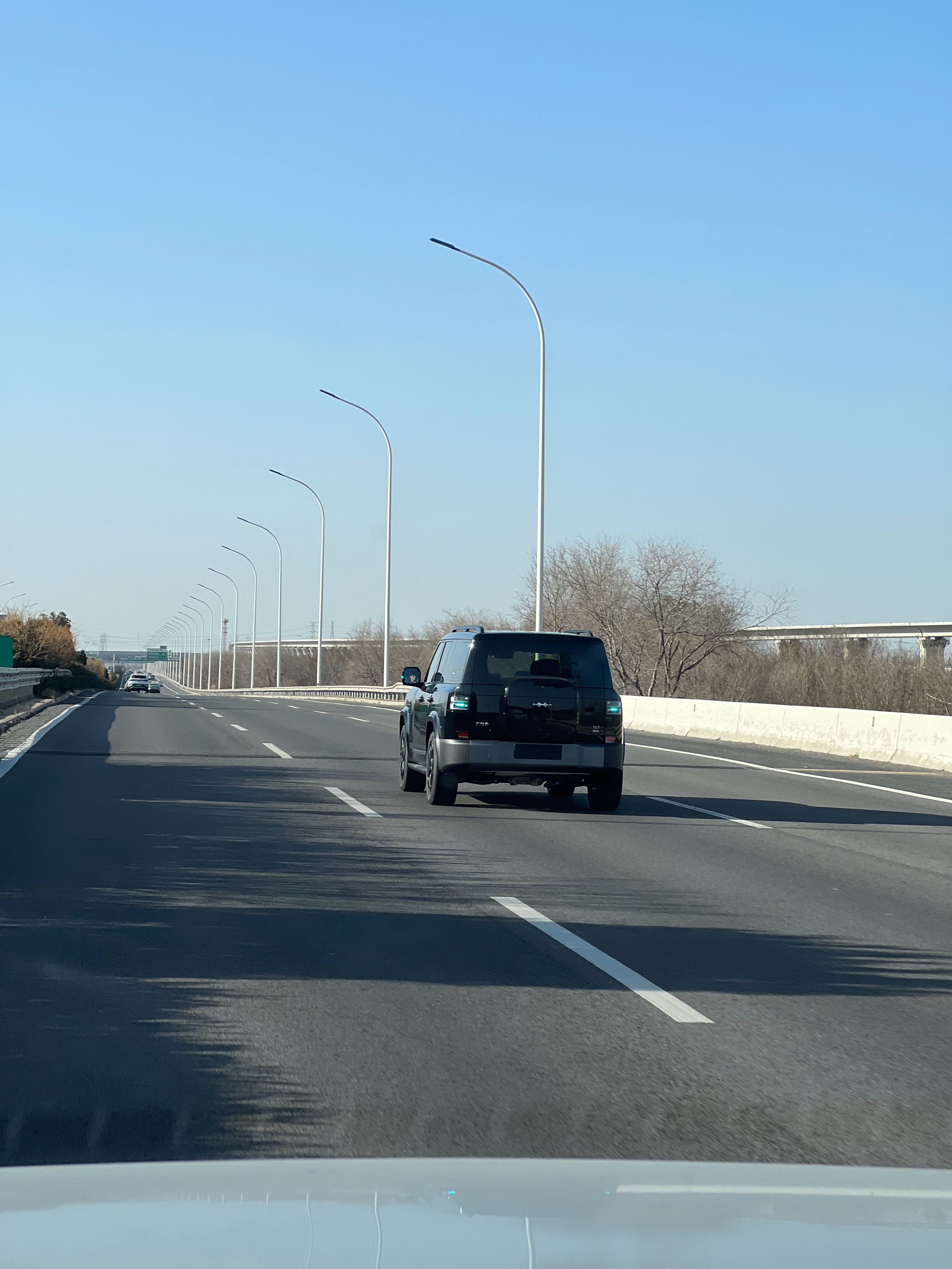 嘿嘿嘿，现在路上带小蓝灯的车越来越多了，挺好的 天津