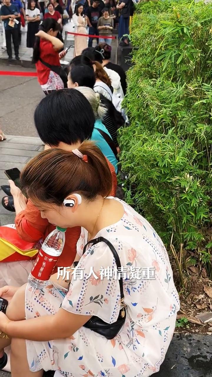 重庆高考首日，家长将考场围的水泄不通。
距离重庆高考开考还有最后十分钟，此时此刻