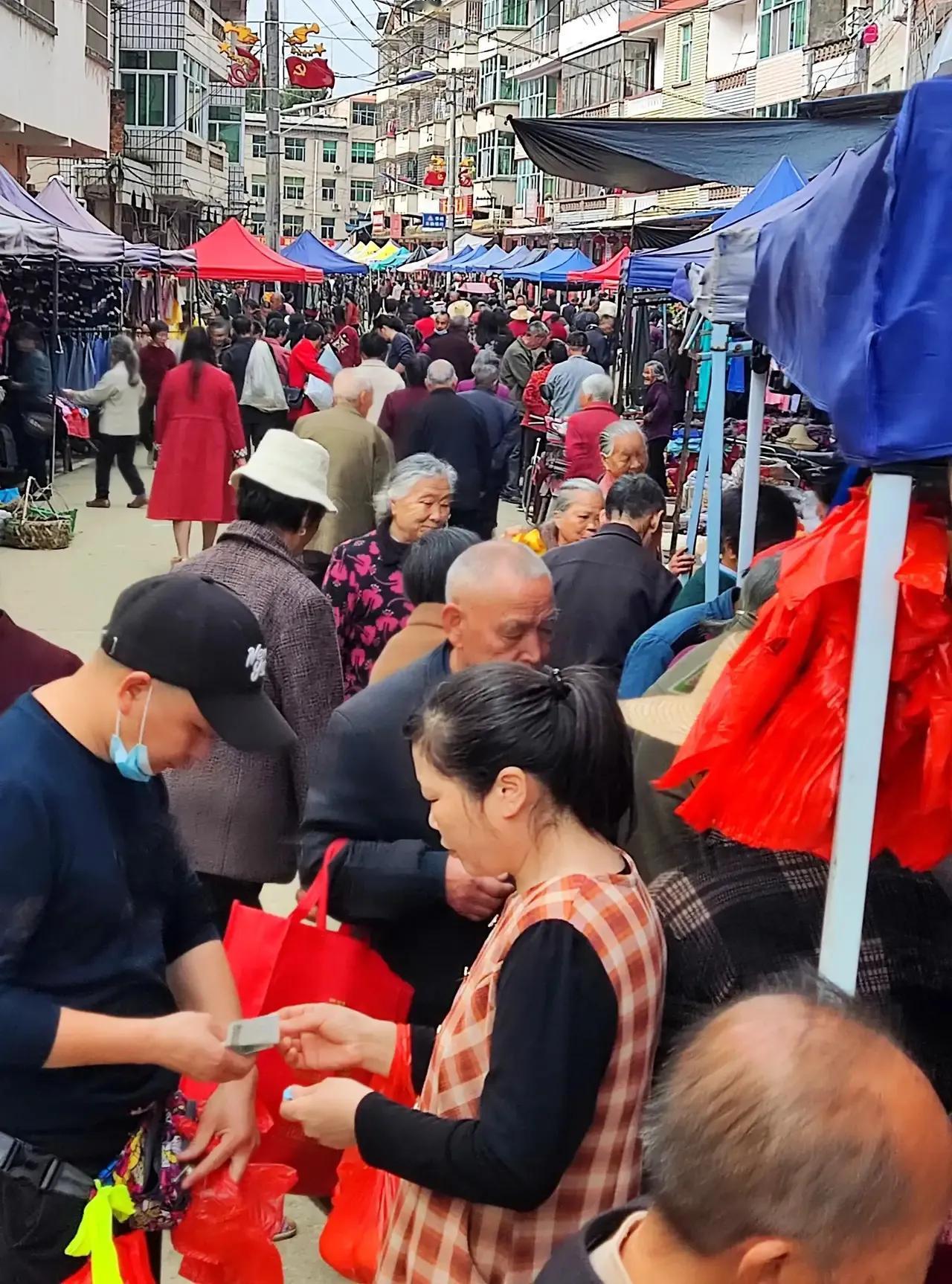 除了早市，赶集应该是另一种热烈的乡村生活。这是我在福建宁化县的一个小乡镇遇见的集