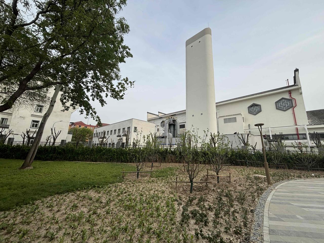 北京供暖公司的徽式建筑配上园林绿化，真的是有江南风情。